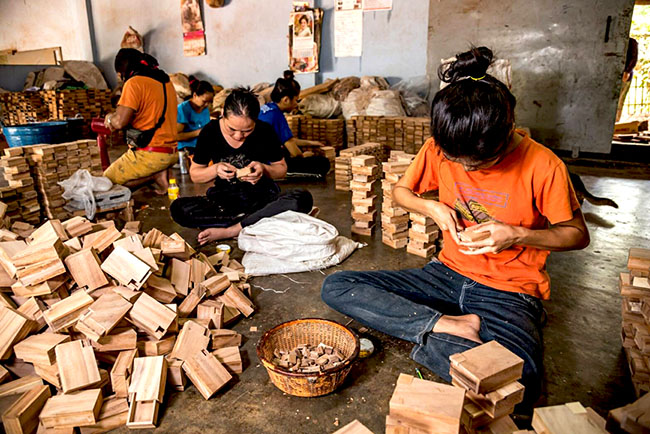 ting tong wooden games factory thailand produce handmade wooden puzzle and wooden games produce in chian mai